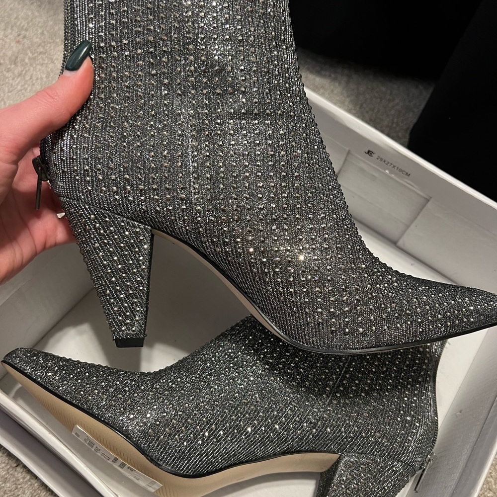 BRAND NEW STEVE MADDEN JULES RHINESTONE BOOTIES🩶✨